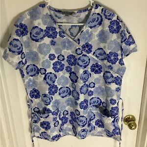 Wear for Care Mock Tie Blue Floral Scrub Top Size Medium